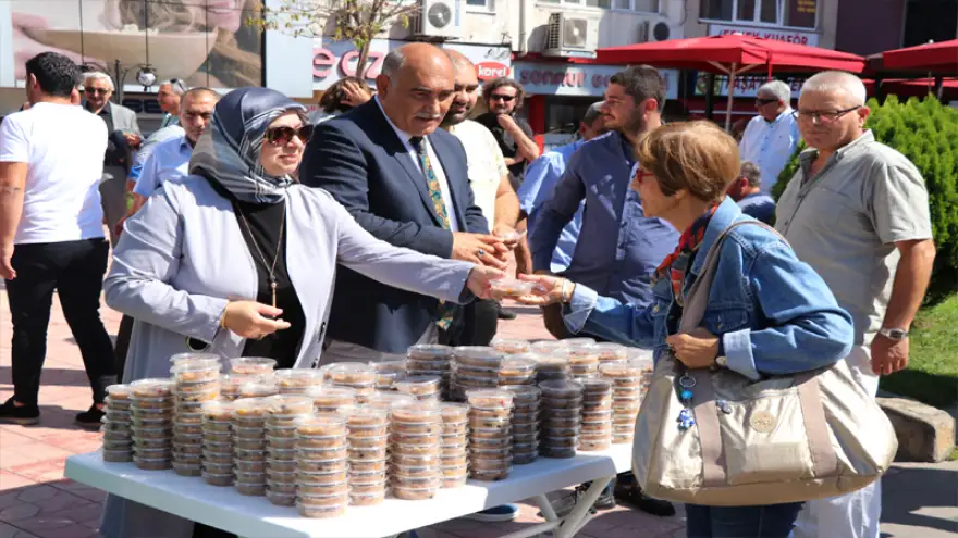 Şahin ve eşi bin 500 kişiye aşure dağıttı