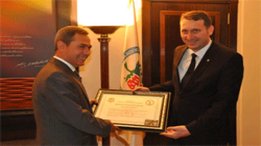 BEŞİKTAŞLILARDAN UYSALA ONURSAL BAŞKANLIK BERATI
