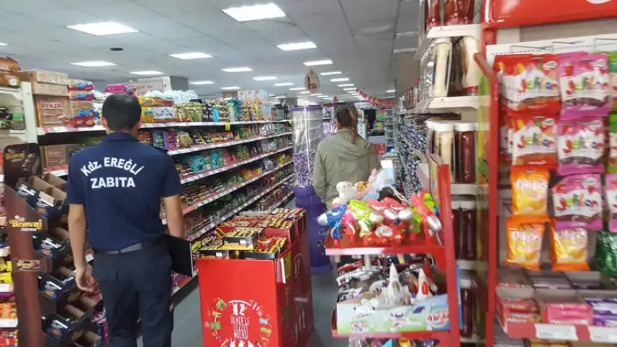 Zabıta, marketleri denetliyor..