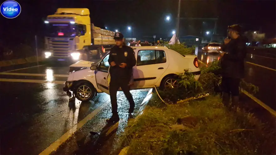 Otomobil bariyere çarptı…