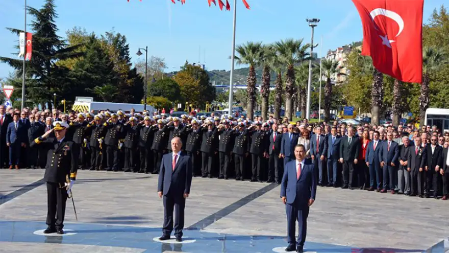 29 Ekim kutlamaları çelenk sunumuyla başladı