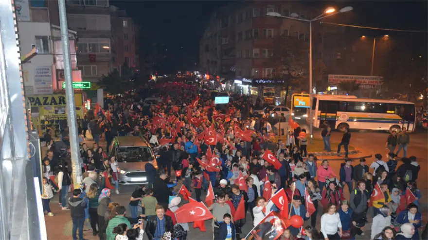 Cumhuriyet yürüyüşü ve fener alayı çoşkuluydu