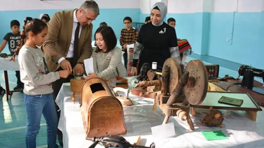 Erdemirli öğrencilerden sergi…