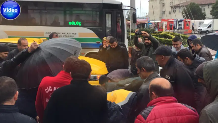 Ticari taksi motosikletliyle çarpıştı