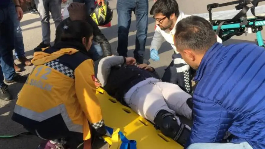 Otomobille motosikletli kurye çarpıştı…
