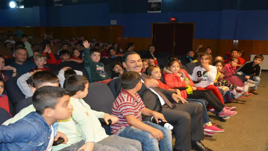 Uysal, öğrencilerle tiyatro izledi...