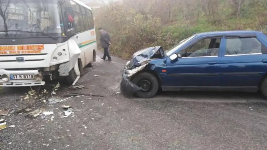 Midibüs ile otomobil çarpıştı…