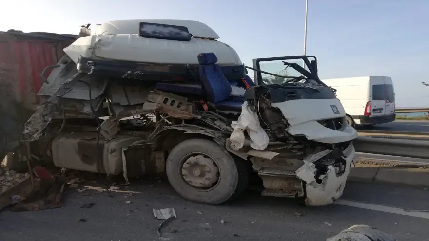 TIR’lar çarpıştı; 1 yaralı
