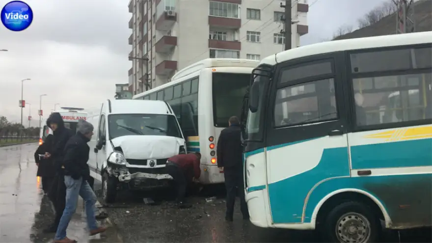 Kamyonet öğrenci servisine çarptı… İşte o anlar...