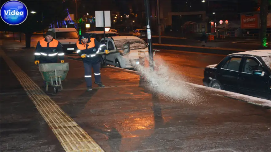 Buzlanmaya karşı tuzlama çalışması yapıldı