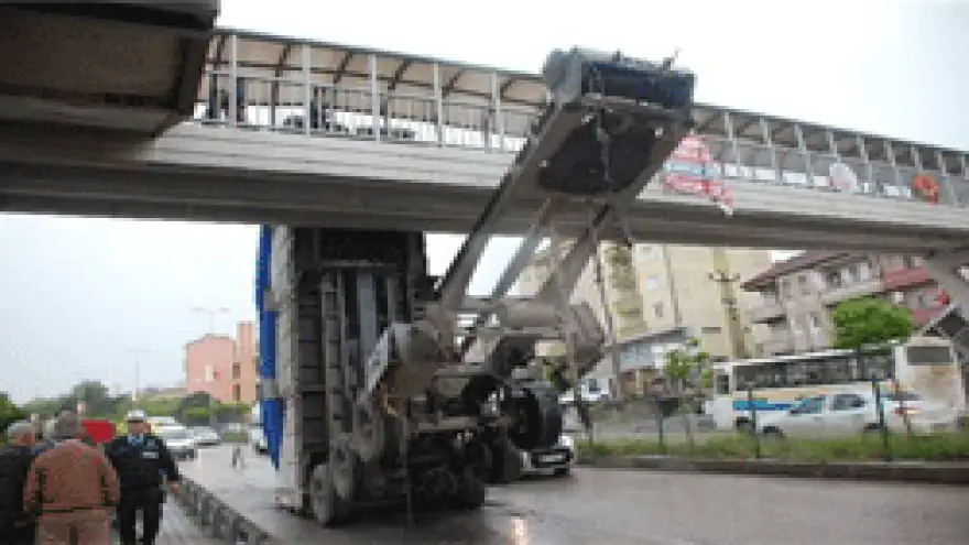 ÜST GEÇİDE TAKILDI