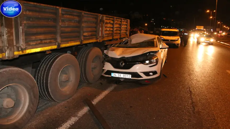 Direksiyon hakimiyetini kaybetti, tır’ın altına girdi...