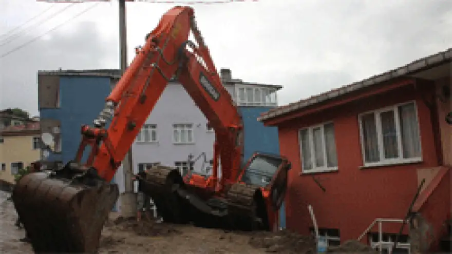 İŞ MAKİNESİ EVİN ÜZERİNE DEVRİLDİ