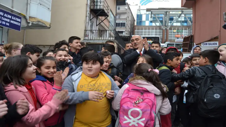 Öğrenciler kırtasiye projesine sevindi