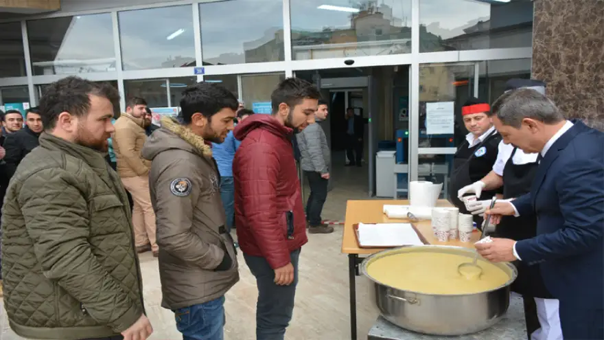Uysal, işçi adaylarına çorba ikram etti