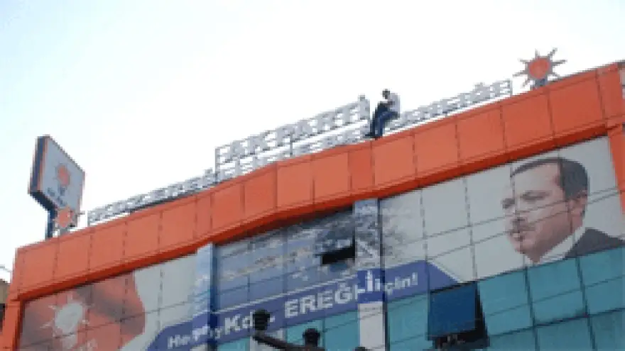 ZABITAYA KIZDI ÇATIYA ÇIKTI