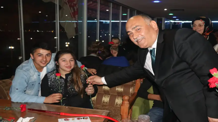 Şahin 5 bin çiçek dağıttı…