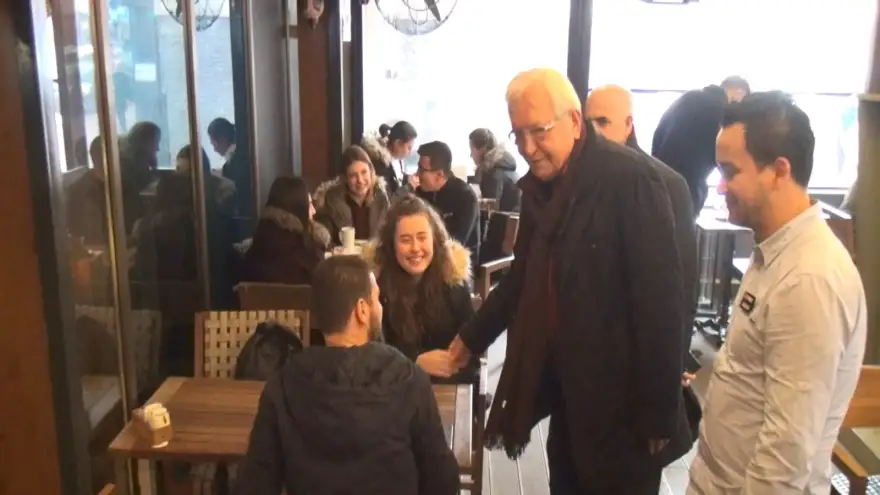 Gençlerle sohbet etti, vatandaşlarla çay içti...