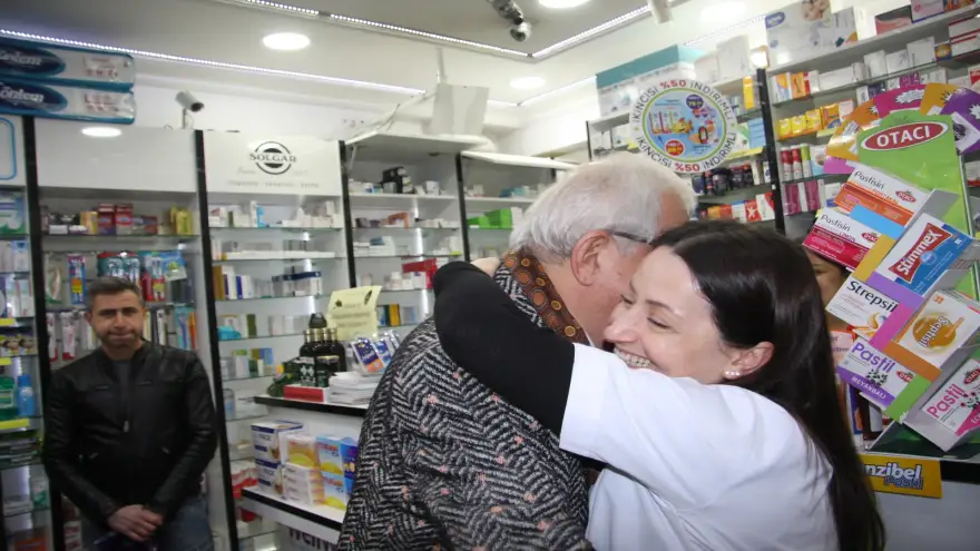 Kimi boynuna sarıldı, kimi hatıra fotoğrafı çektirdi..