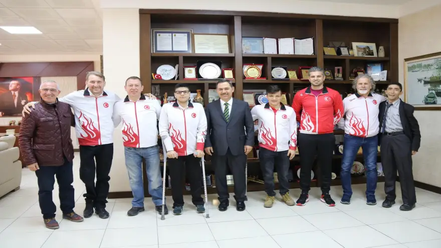 Oturarak voleybol milli takımından Uysal’a ziyaret…