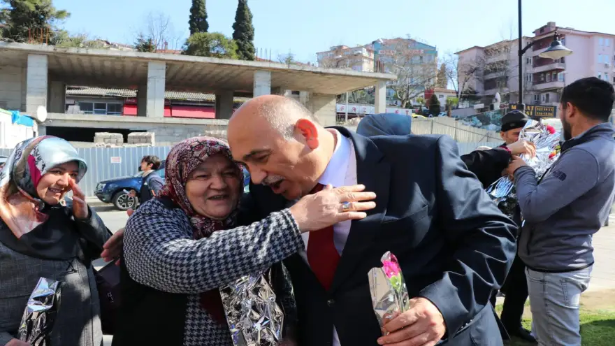 Şahin, Ereğli sokaklarında karanfil dağıttı...