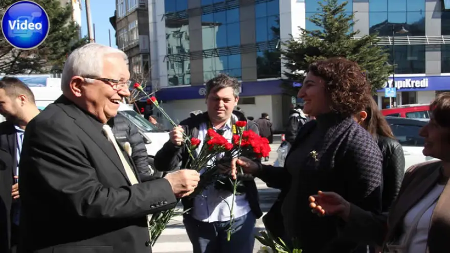 Posbıyık, günün anısına karanfil dağıttı.