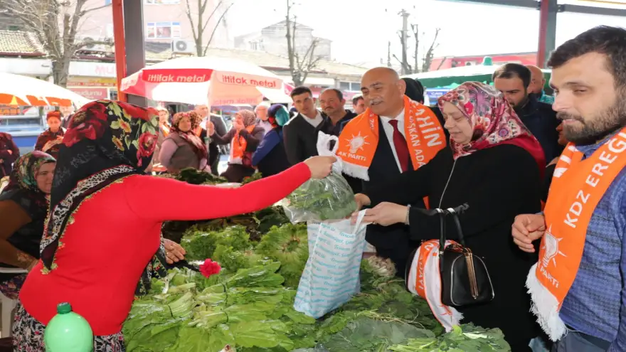 Şahin, ekibiyle pazar alışverişine çıktı