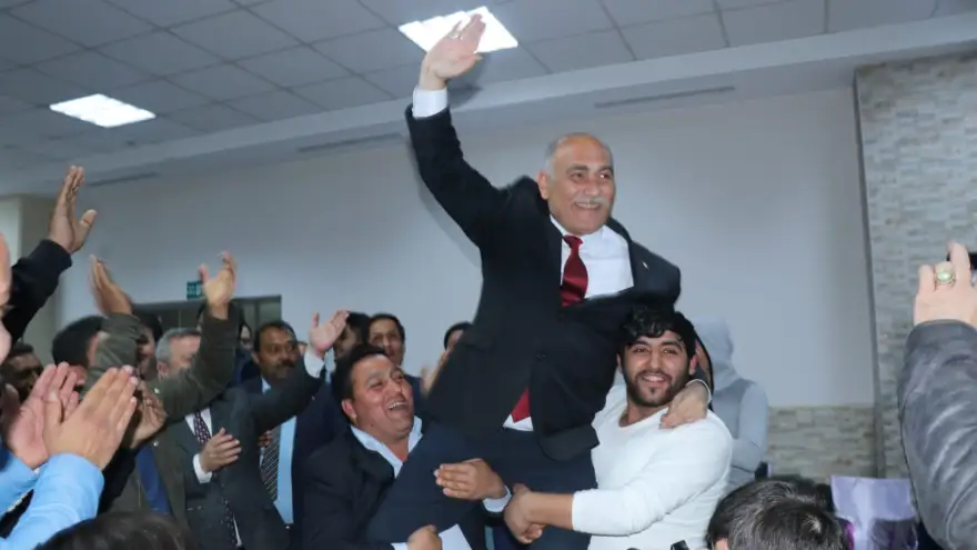 Romanlar Şahin’i omuzlarında taşıdı...
