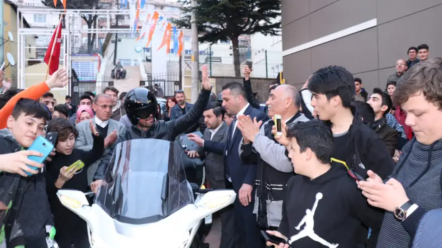 Sofuoğlu, Şahin ile birlikte şehir turu attı