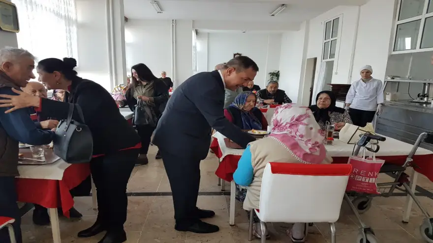 Başkan Uysal Huzurevi’ni ziyaret etti.