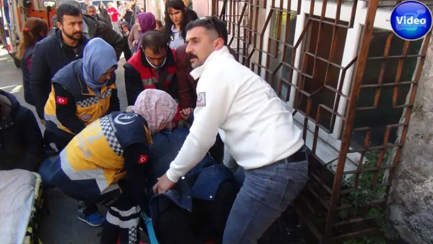 Yaşlı kadın kamyonetin altında kaldı…