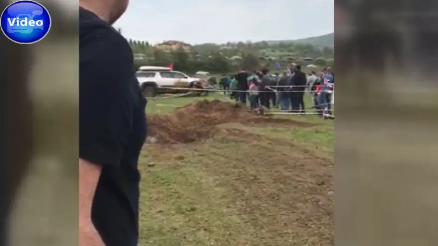 Seyirci uyarıları dinlemedi… O anlar kameralara yansıdı…