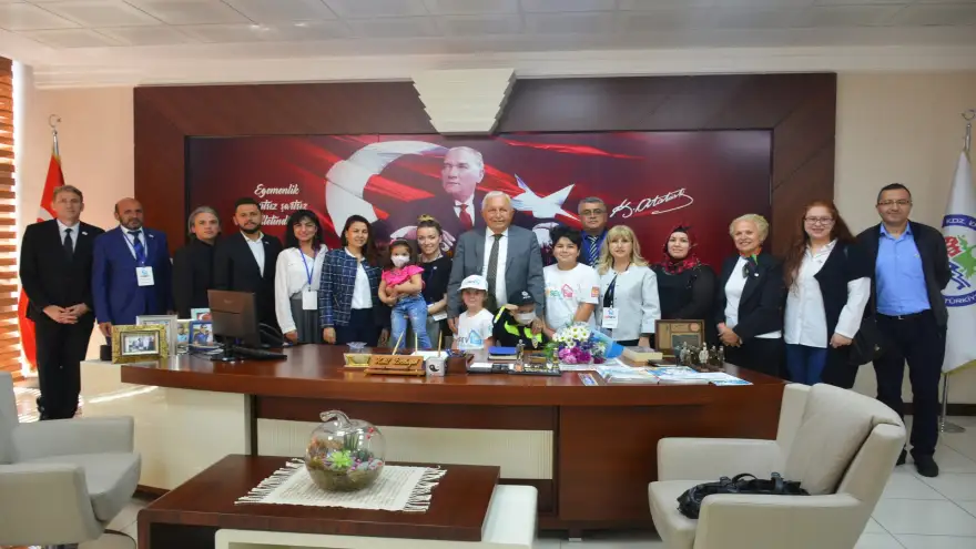 Tebrik çiçeklerini LÖSEV'e bağışladı