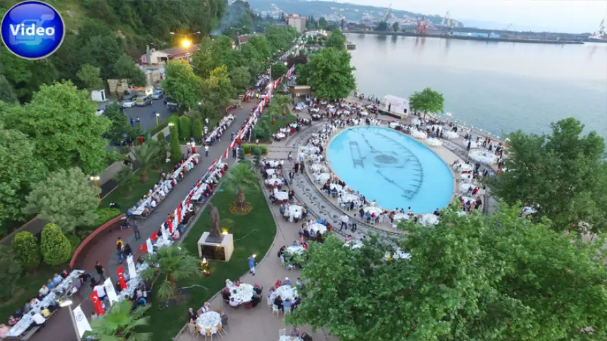 12 Bin kişi "Sevgi barış dostluk" sofrasında iftar açtı