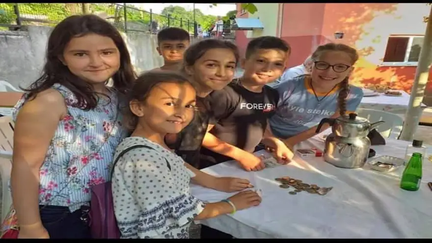 Çocuklar şekerlerini satıp bağışta bulundu