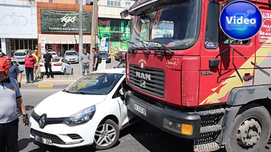 Kavşakta çarpıştılar…