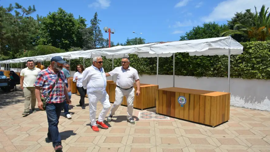 Posbıyık, sahilde takı tezgahlarını gezdi…