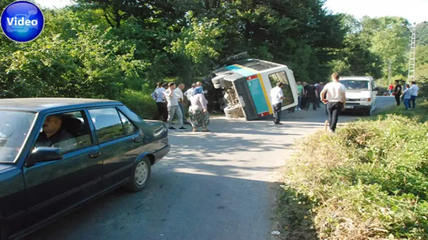 Minibüs otomobilin üzerine devrildi…