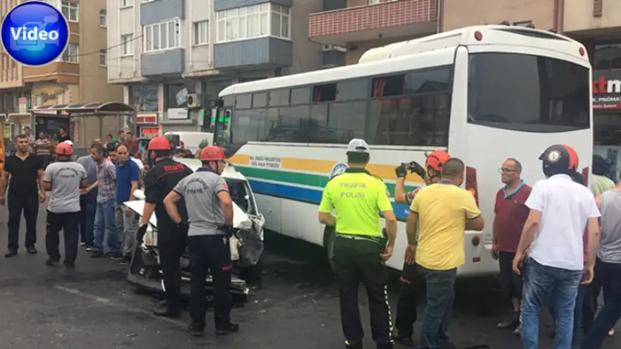 Önce direğe sonra halk otobüsüne çarptı!..