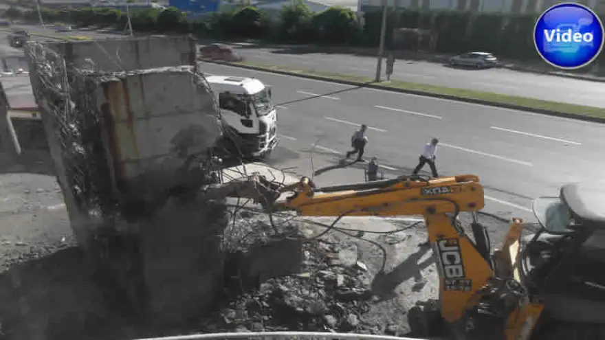Üst geçit inşaatı iş makineleri tarafından yıkıldı