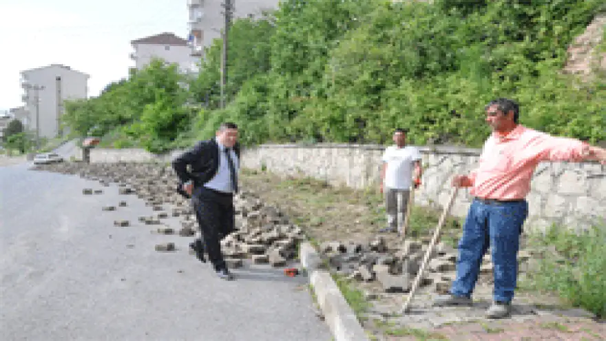 BOZULAN KALDIRIMLAR YENİLENİYOR