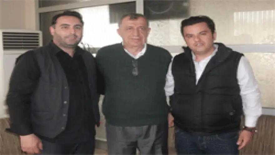 ASLANLAR OMUZ OMUZA SAHİLE İNİLİYORLAR