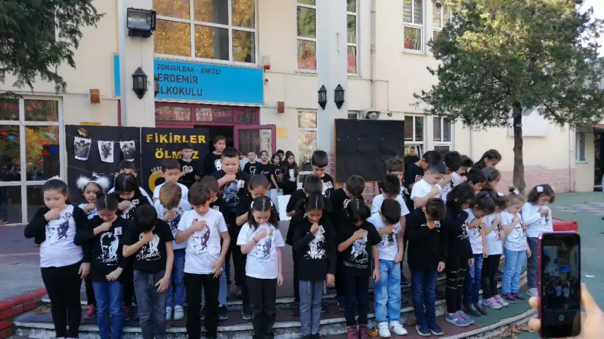 10 Kasım şarkısını işaret diliyle söylediler