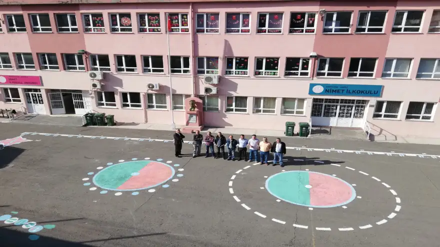 Nimet İlkokulu'nun bahçesi renklendi..