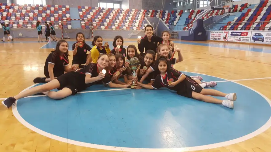Küçük kızlar yenilgisiz şampiyon...