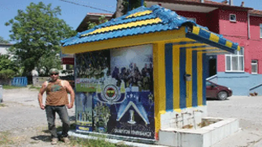 ÇEŞME ŞAMPİYONUN RENKLERİNE BOYANDI