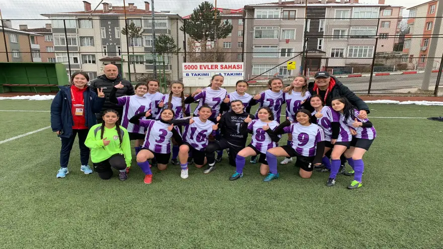 Kızlar 4 maçı da kazanarak grup şampiyonu oldu