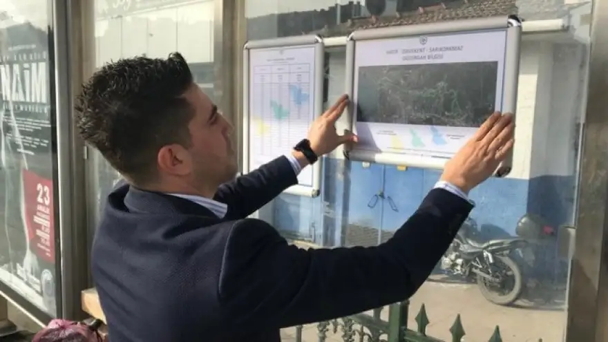 Otobüs duraklarına geçiş ve güzergah bilgileri asılıyor