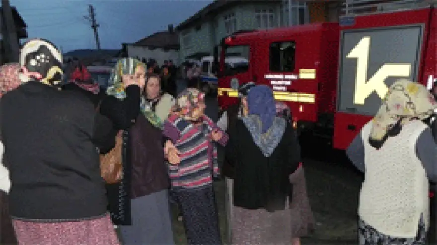 ÇATI YANGINI MAHALLE HALKINI SOKAĞA DÖKTÜ