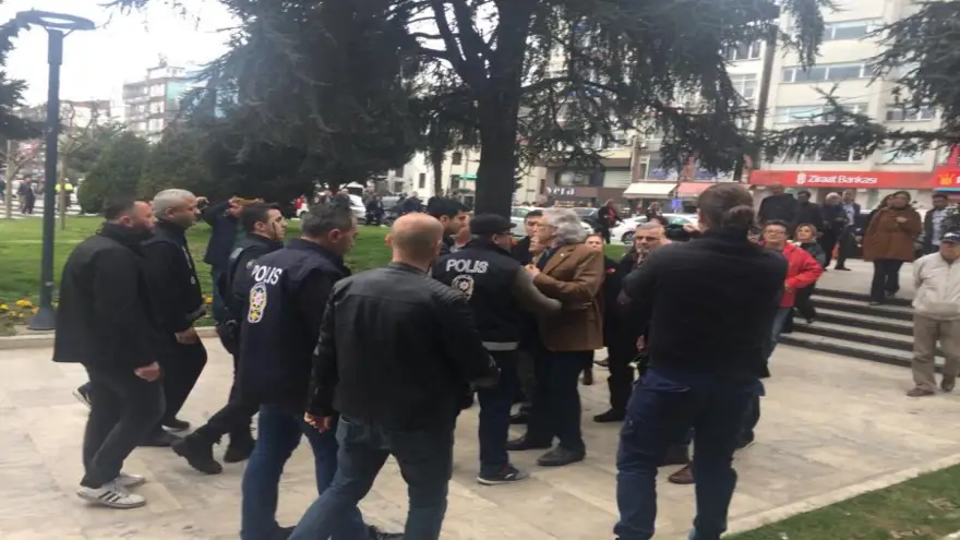 Anıt arkasında hareketli dakikalar
